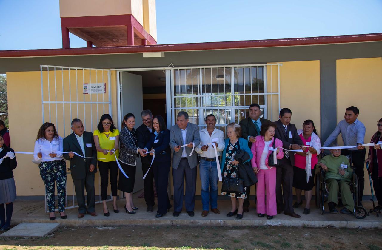 Entregan insumos y espacios escolares en Zacatlán