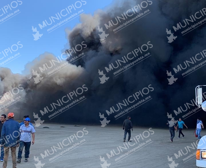 VIDEO Pánico por incendio sobre la federal México-Puebla
