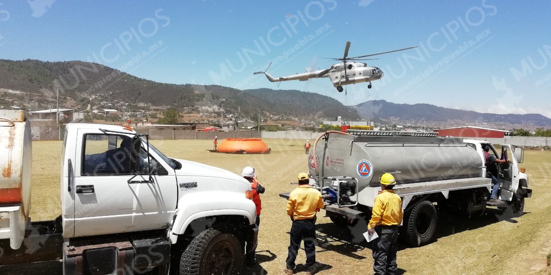 VIDEO Marina ayuda a sofocar incendio en Zautla; desalojan a 50