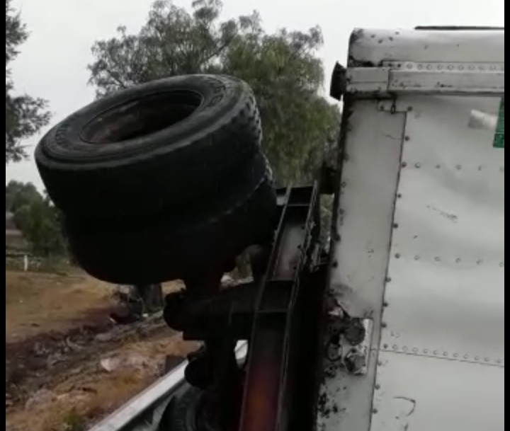 VIDEO Bloqueada la Puebla-Orizaba por volcadura 