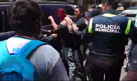 VIDEO Brutal golpiza a presunto ladrón en Centro de Puebla