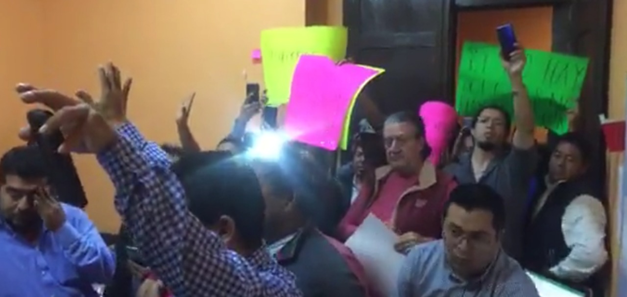 Exigen a diputado perredista sacar las manos de elección en SETEP
