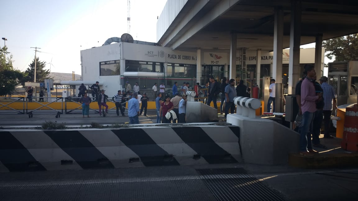 Manifestantes cobran peaje en casetas de Amozoc y Esperanza