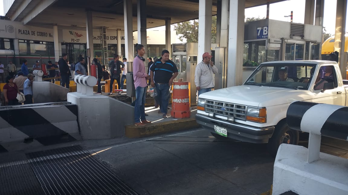 Manifestantes cobran peaje en casetas de Amozoc y Esperanza