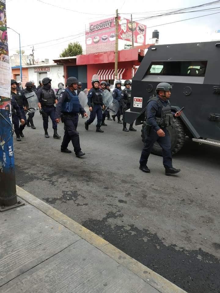 Queman patrullas en Acajete, intentan linchar a delincuentes