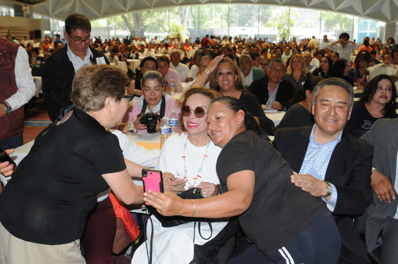 Celebra Elba Esther el Día del Trabajo con maestros