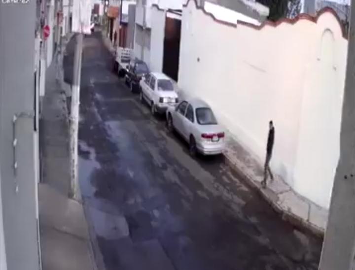 VIDEO Asalta a estudiante en Bugambilias y huye en un taxi