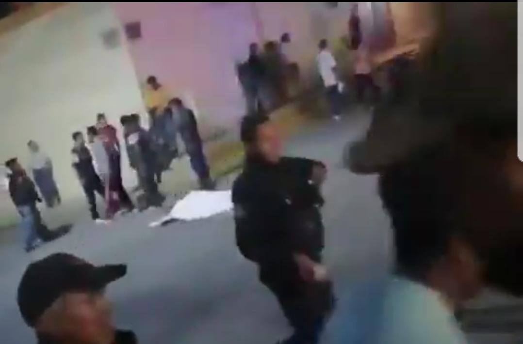 Asesinan a dos frente a Bodega Aurrerá en San Salvador El Seco