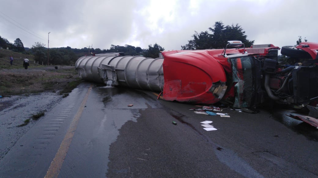 Vuelca trailer y derrama químico en la autopista Puebla - Orizaba