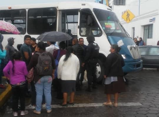Dos lesionadas por ebrios que apedrearon ruta 100 en Amozoc