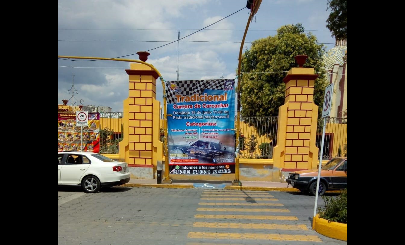 Lonas de eventos bloquean rampas de discapacitados en Libres