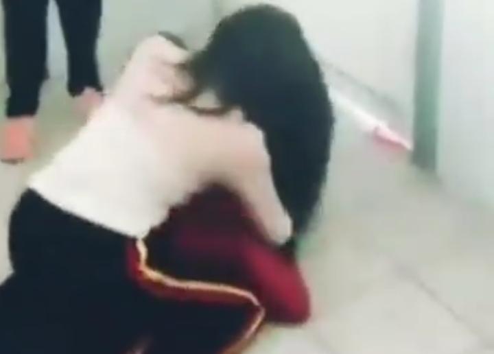 VIDEO Niñas se dan golpiza entre risas de alumnos de Lara Grajales