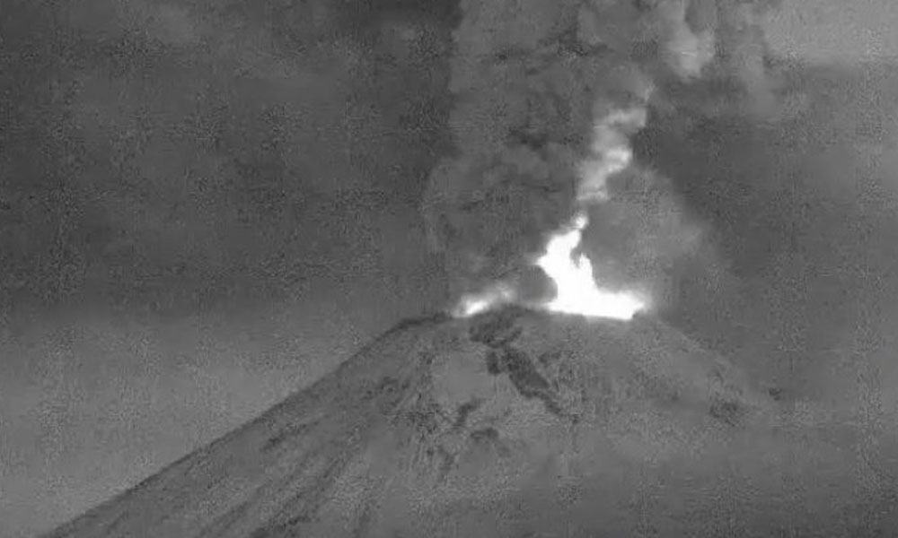 VIDEO Registra explosión el Popo y lanza materia incandescente
