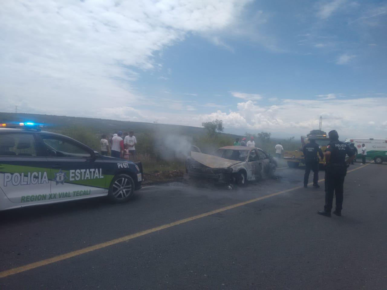 Se calcina automóvil por falla eléctrica en Tecali