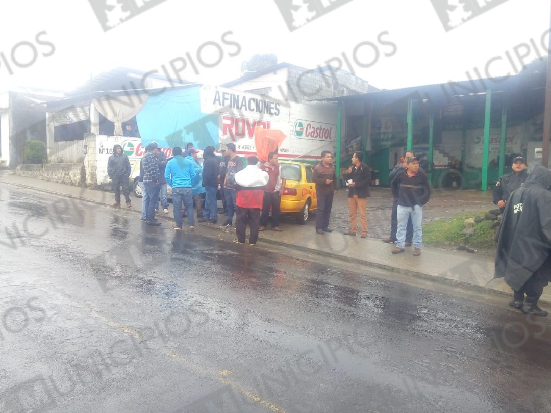 Antorchistas retienen unidad de vialidad en Zacapoaxtla