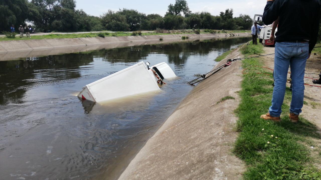 Delincuentes tiran camión de botanas en canal de Tecamachalco