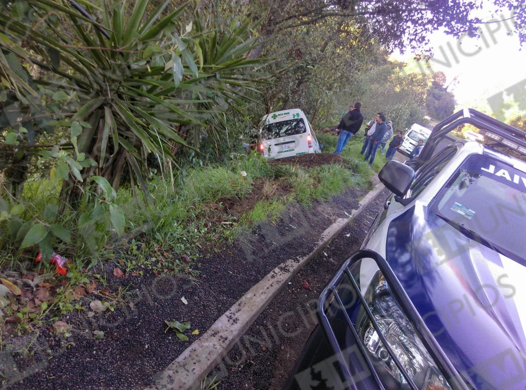 Tráiler impacta combi y la saca de la carretera rumbo a Zacapoaxtla