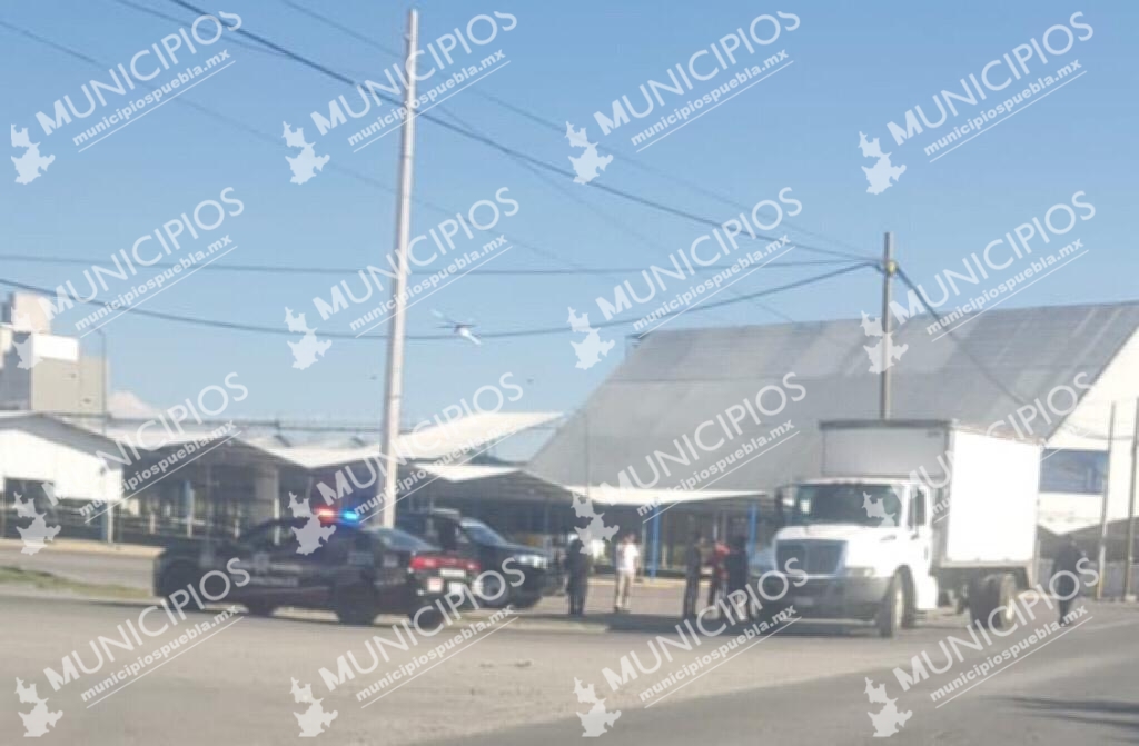 Dejan camión tras golpear a chofer y pasajeros en Tecamachalco