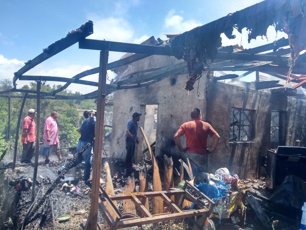 Familia queda damnificada tras incendio en Huauchinango
