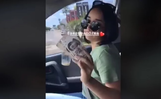 Hija de edil morenista se abanica con billetes de 500 pesos