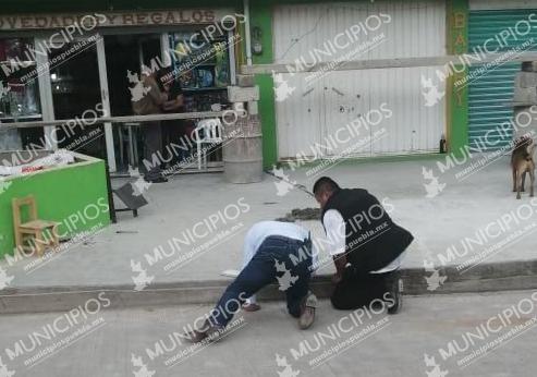 Lo matan y balas perdidas alcanzan a clientes de tienda en Tlahuapan