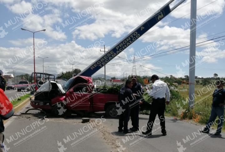 Muere al chocar y caerle letrero de bienvenida en Tecamachalco