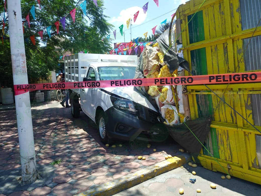 Toneladas de verdura aplastan autos nuevos en la Puebla-Tehuacán