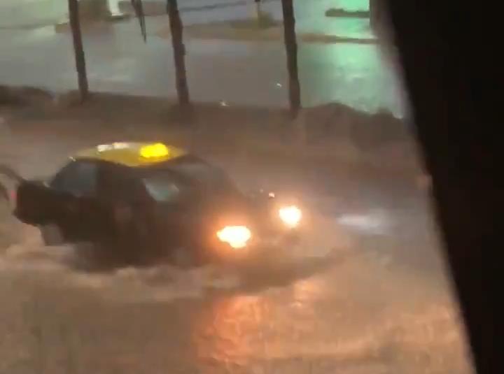 VIDEO Se inunda avenida Xonacatepec por lluvia