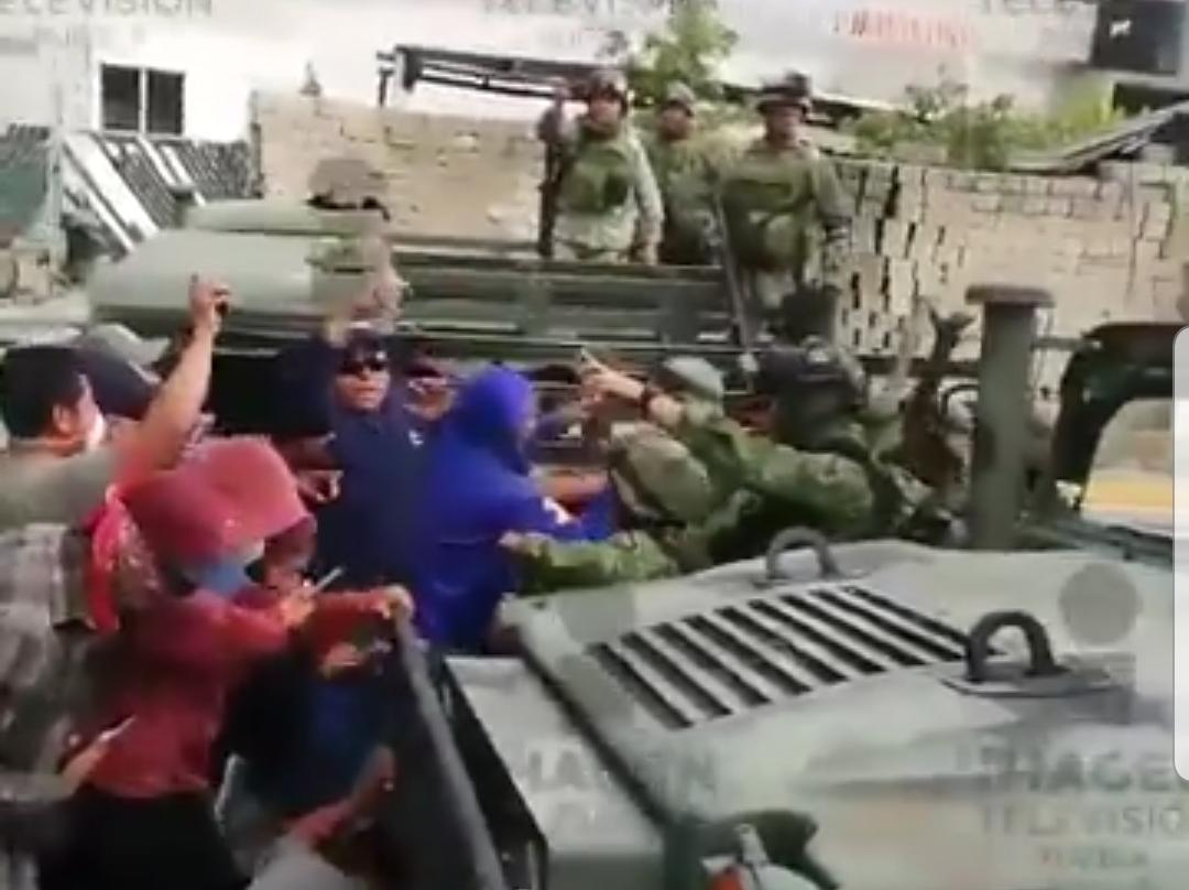 VIDEO Pobladores disparan contra militares en Acajete