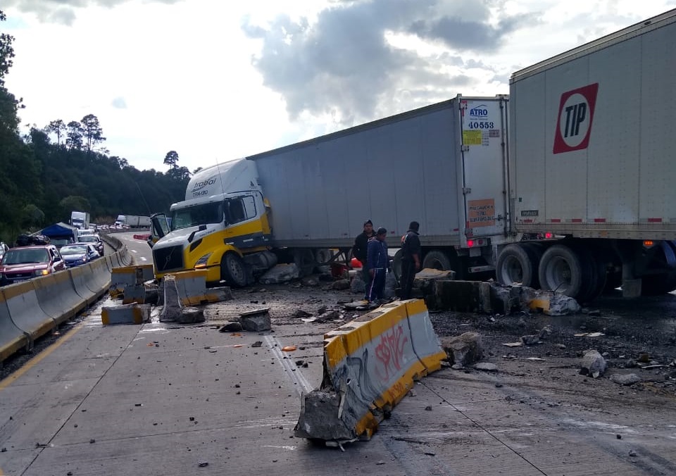 Cierran un sentido de la México-Puebla por volcadura de tráiler