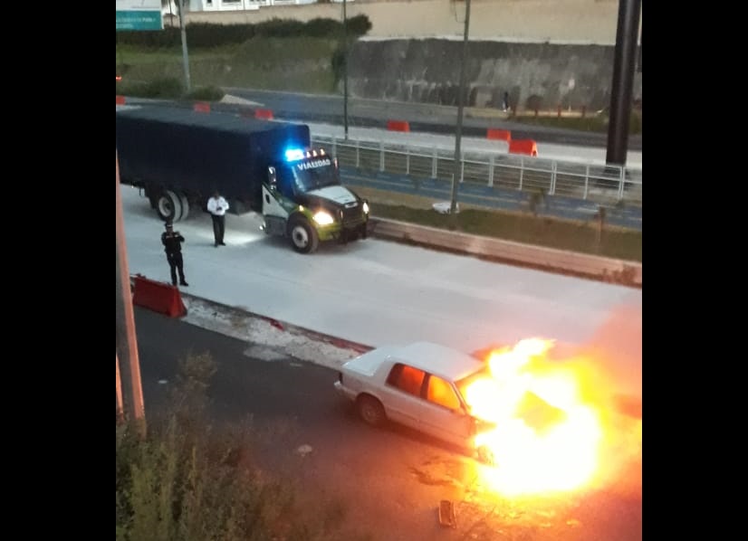 Cierran Periférico Ecológico por incendio de auto cerca de La Vista
