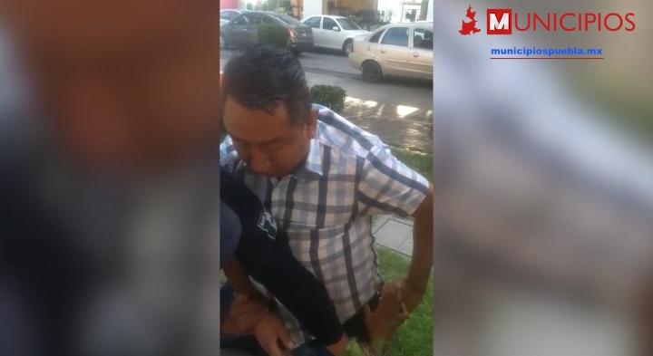 VIDEO Edil auxiliar termina a golpes con activistas en Texmelucan