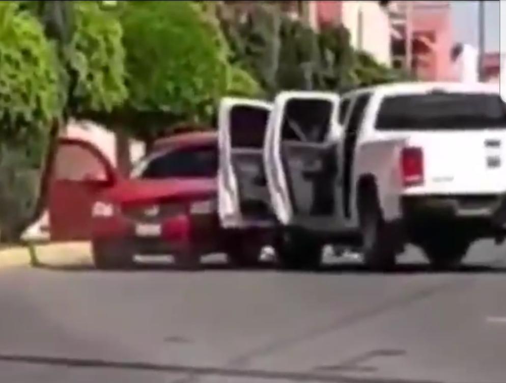 VIDEO Comando levanta a joven conductor en San Andrés Cholula