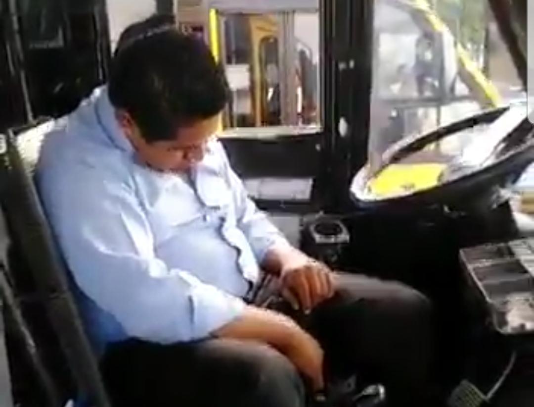 VIDEO Chofer de ruta 10 se duerme y usuarios lo acusan de borracho