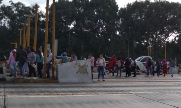 Estudiantes de la normal de Teteles toman la caseta de Amozoc