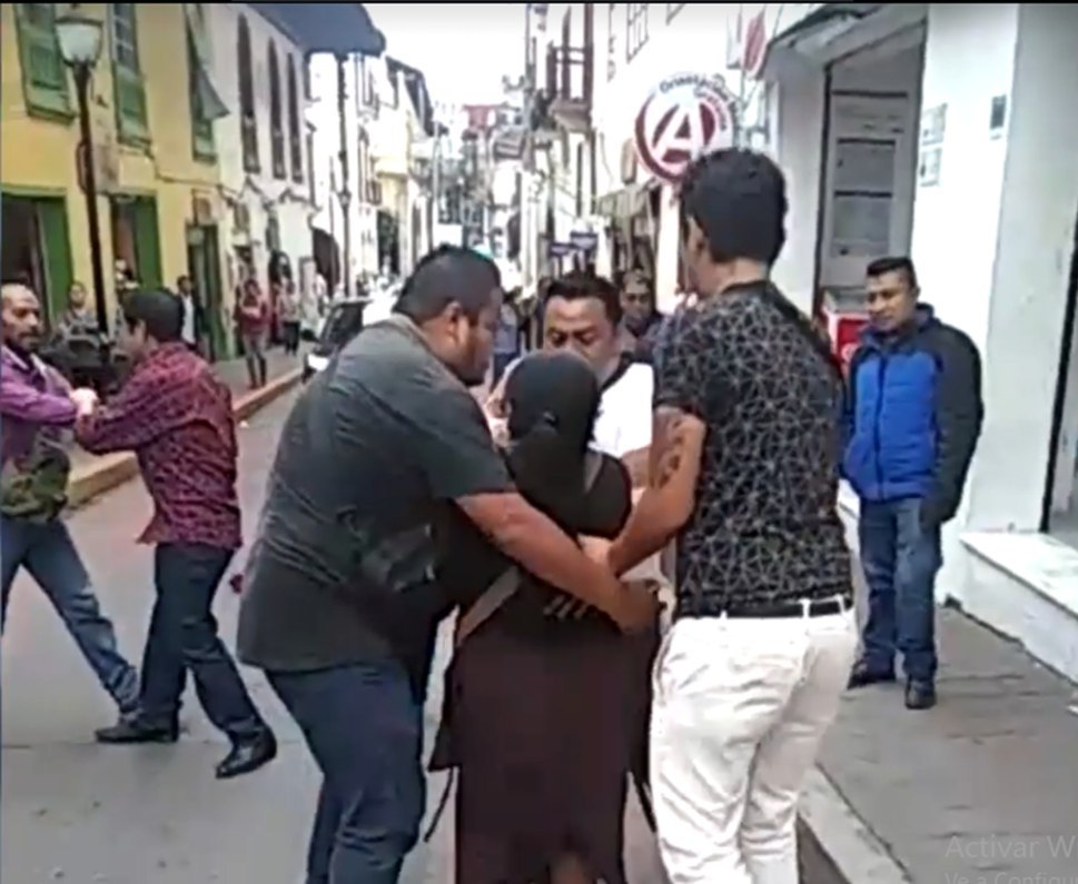 Asignan abogado a pareja agredida por inspectores en Huauchinango