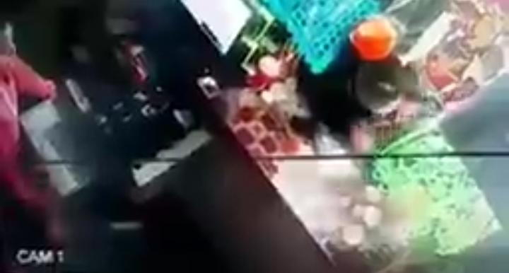 VIDEO Asaltan tienda a metros de la policía y llegan media hora después