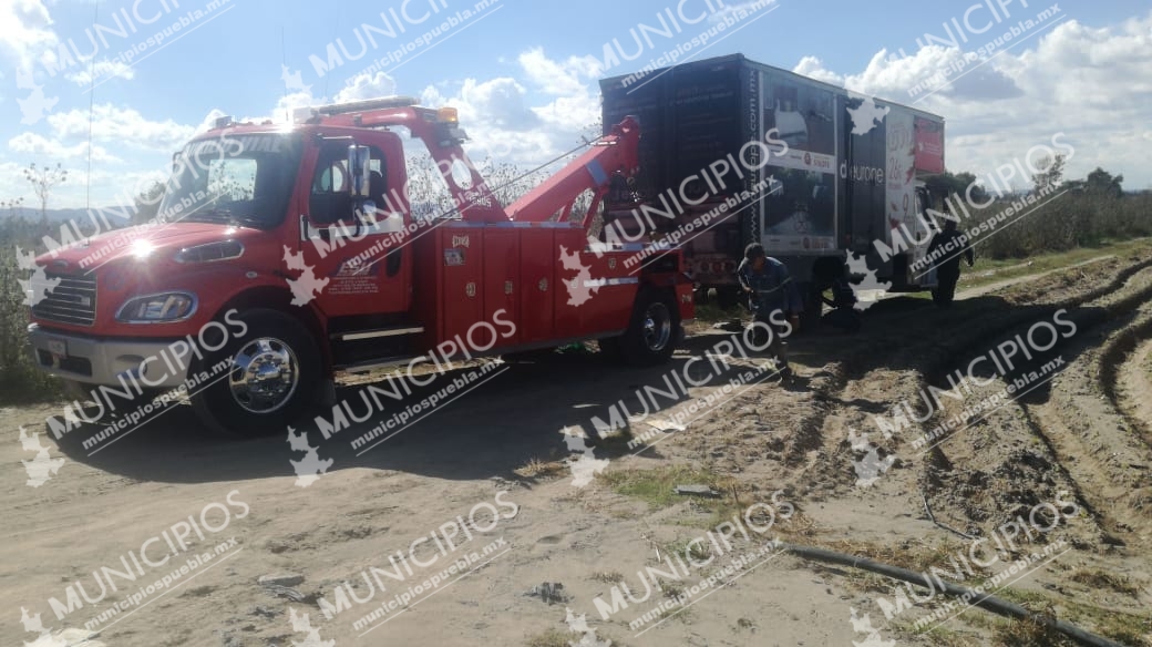 Roban camión y en minutos lo desvalijan en Tecamachalco