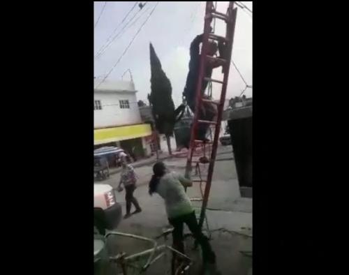 VIDEO Mujer derriba a trabajador de CFE para que no le corte la luz  