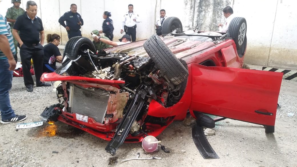 De milagro se salvan tras caer con auto desde el puente Vicente Suárez