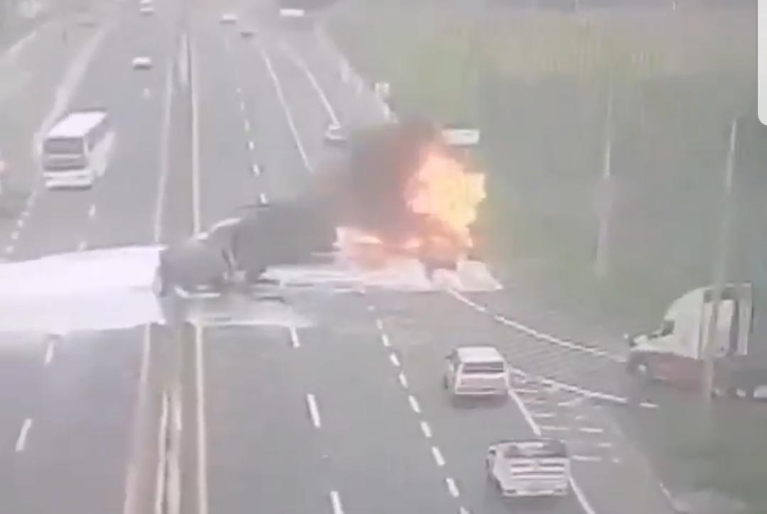 VIDEO Autos quedan atrapados en explosión de pipa en Veracruz