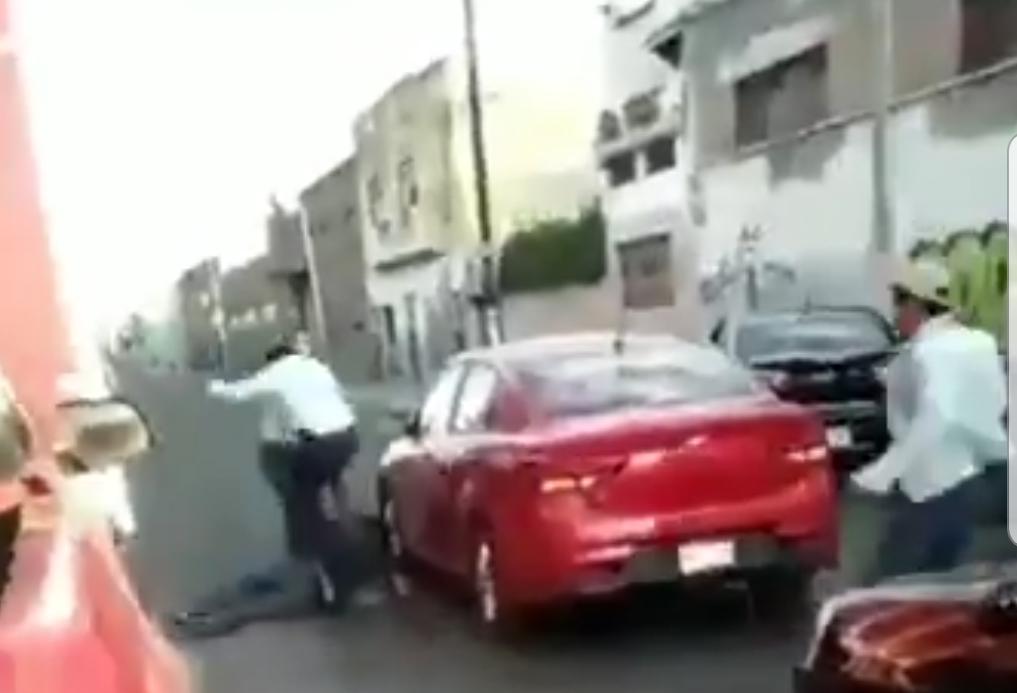 VIDEO Tras cerrón, taxistas golpean a conductor en calles de Puebla