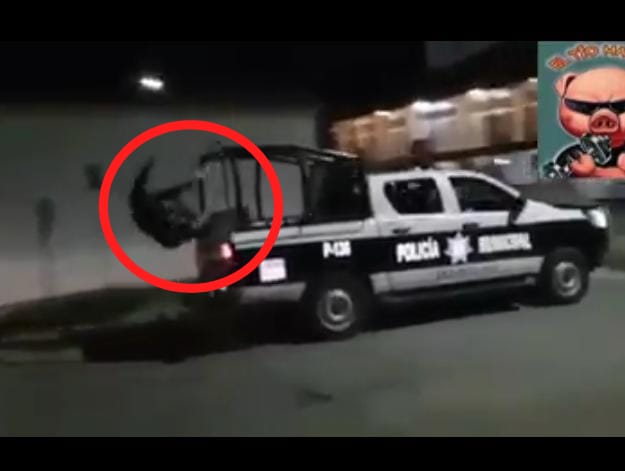 VIDEO Tiran a policías al arrancar sus patrullas en Huejotzingo