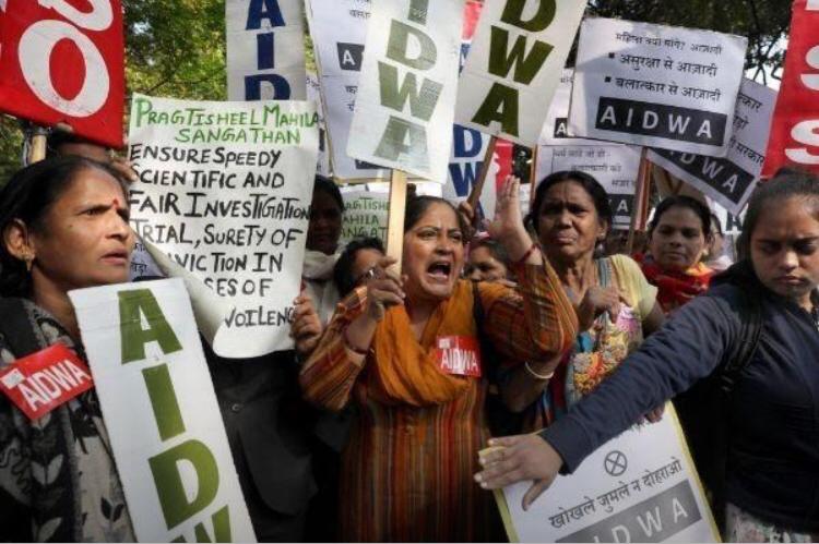 India celebra Año Nuevo en medio de protestas