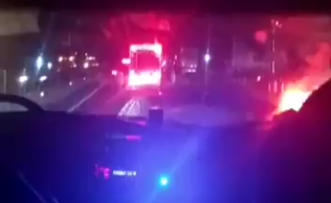 VIDEO Aprovechan choque para robar camión en casetas de Texmelucan