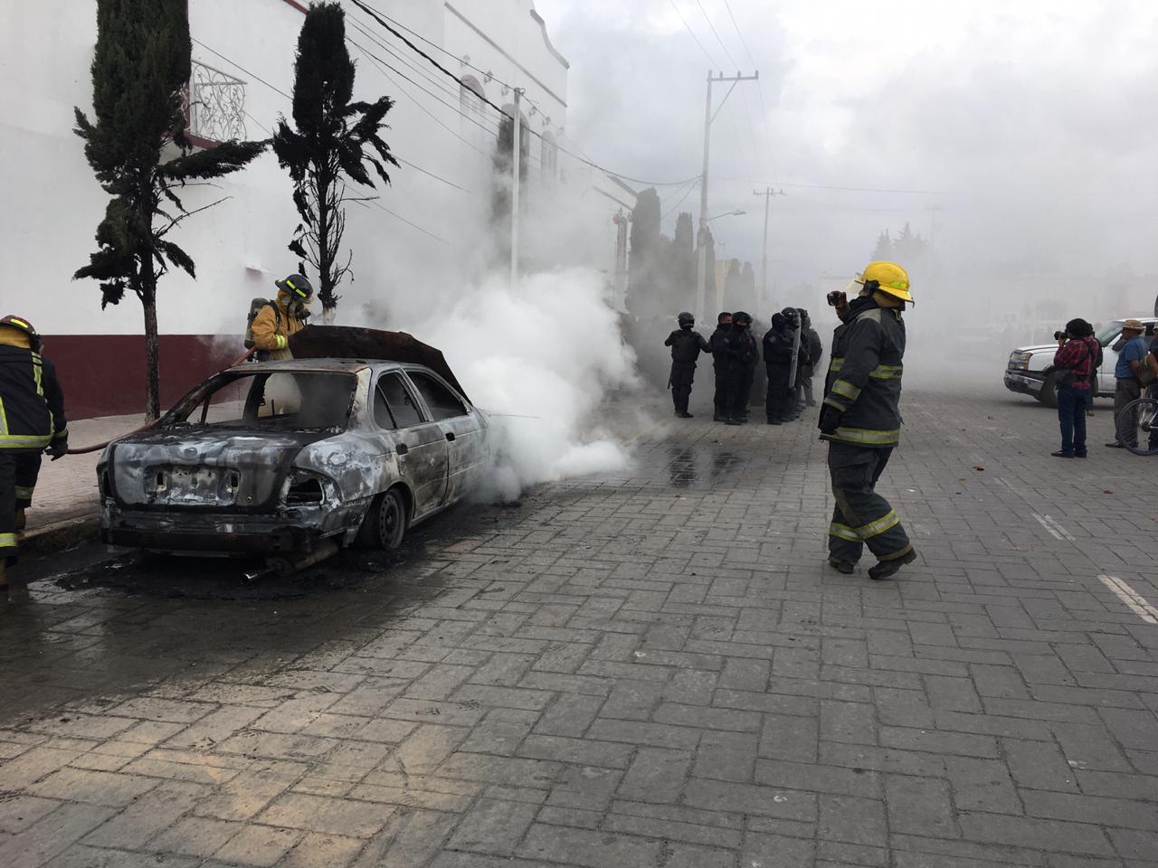 Incendian autos y sellan alcaldía; exigen la salida del edil de Amozoc