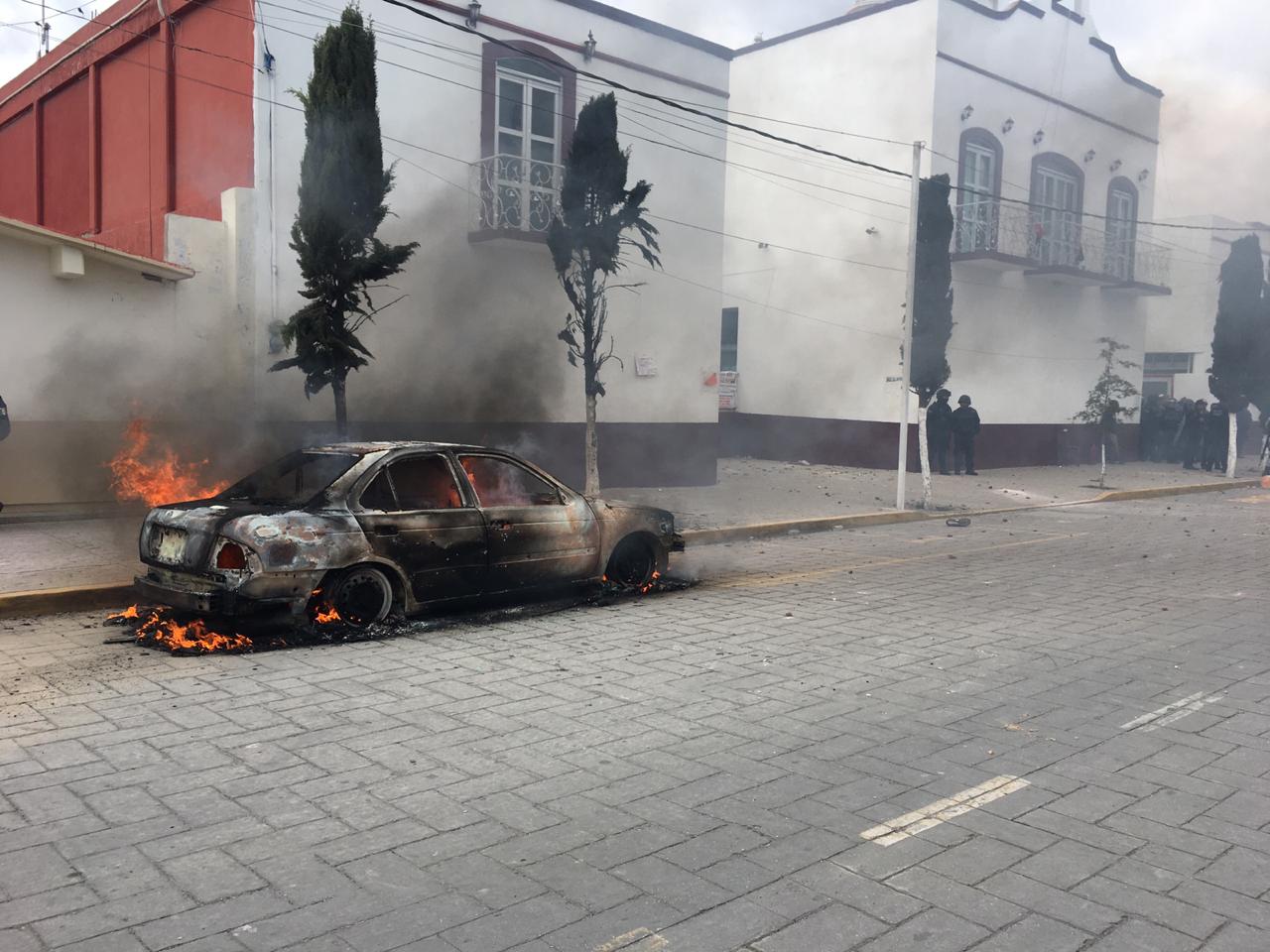 Incendian autos y sellan alcaldía; exigen la salida del edil de Amozoc