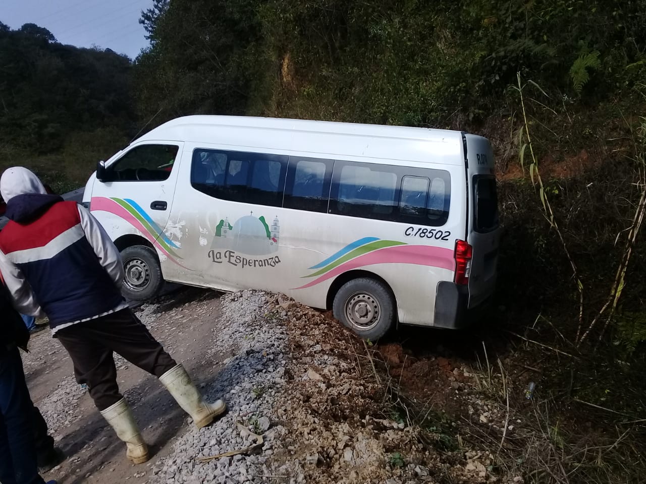 Persecución entre 2 particulares, manda camioneta a barranca en Huauchinango