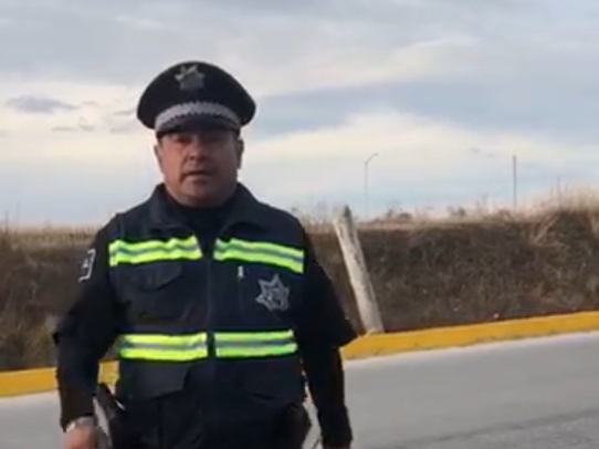 VIDEO Le doy su dinero pero no me grabe: policía vial en Puebla