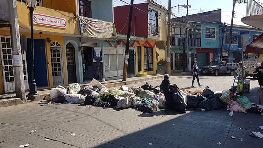 Montañas de basura bloquean calles de Huauchinango
